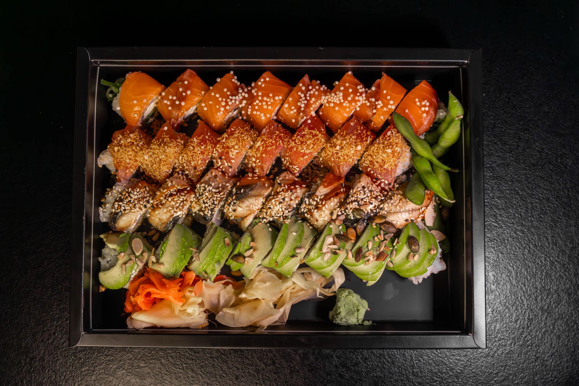 Premium Box KANSO: uramaki z łososiem, tuńczykiem, węgorzem i awokado